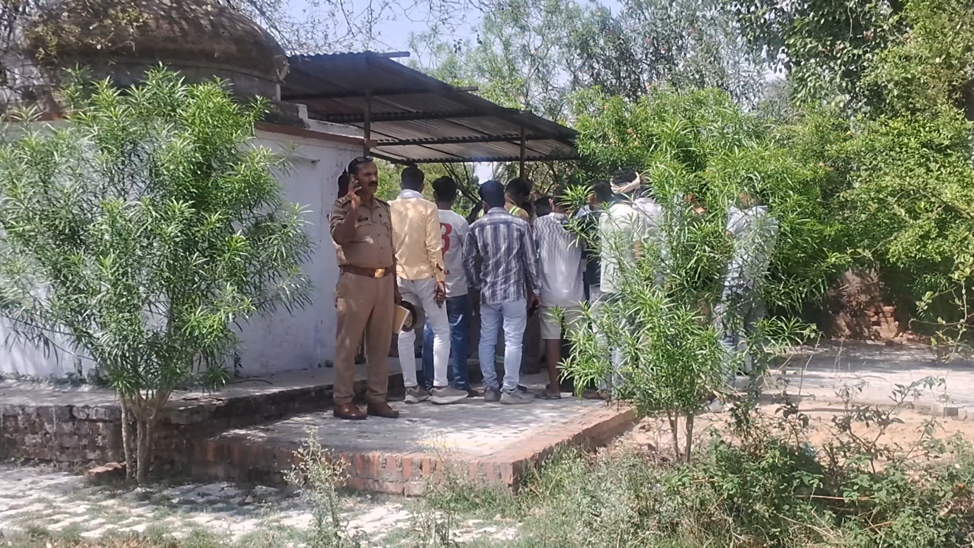 पुलिस कार्रवाई और मानसिक तनाव से परेशान अधेड़ ने दी जान, मंदिर की दीवार पर लिखा सुसाइड नोट, कुएं में मिला शव news image जालौन के कोंच क्षेत्र में खेत के मंदिर के पास मौजूद पुलिस टीम, जहां सुसाइड नोट लिखने के बाद अधेड़ व्यक्ति ने कुएं में कूदकर आत्महत्या कर ली।