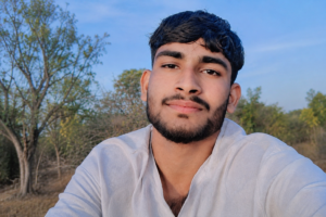 जालौन-कुठौंद हाईवे पर सड़क हादसे के बाद क्षतिग्रस्त बाइक और घटनास्थल पर जांच करती उत्तर प्रदेश पुलिस की टीम