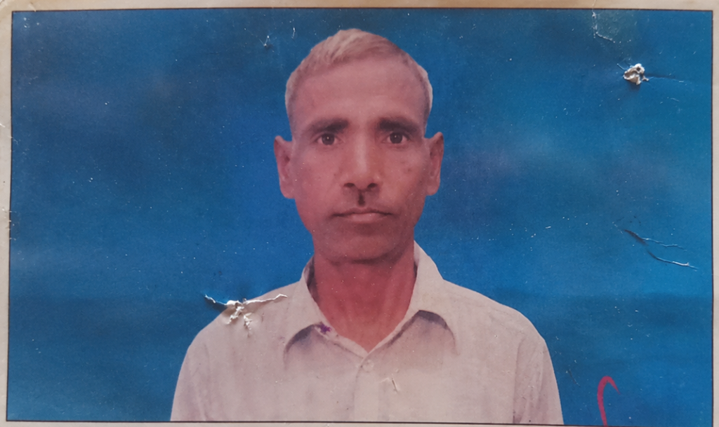 जालौन के कुंडऊ गांव में पेड़ से लटके मिले किसान के शव के बाद रोते-बिलखते परिजन और जांच करती उत्तर प्रदेश पुलिस की टीम