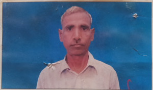 जालौन के कुंडऊ गांव में पेड़ से लटके मिले किसान के शव के बाद रोते-बिलखते परिजन और जांच करती उत्तर प्रदेश पुलिस की टीम