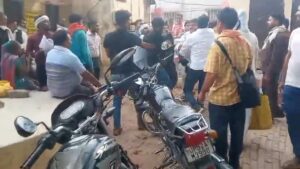 कालपी (जालौन) तहसील के उपनिबंधक कार्यालय (रजिस्ट्री ऑफिस) के भीतर का दृश्य, जहां सरकारी फाइलों और कुर्सियों के बीच कुछ दबंग बैनामा लेखक (वकील/लिपिक) एक आम युवक को घेरकर लात-घूसों से बेरहमी से पीट रहे हैं, आस-पास खड़े लोग मूकदर्शक बने हैं और कार्यालय में अफरा-तफरी का माहौल है।