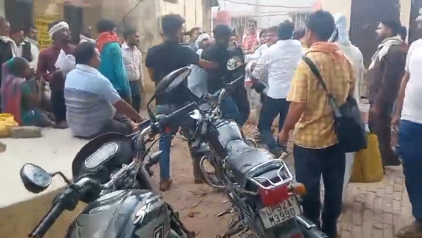 सनसनीखेज: जालौन का यह सरकारी दफ्तर बना 'जंग का अखाड़ा'! जायज सवाल पूछने पर युवक को लात-घूसों से अधमरा किया, वीडियो वायरल news image कालपी (जालौन) तहसील के उपनिबंधक कार्यालय (रजिस्ट्री ऑफिस) के भीतर का दृश्य, जहां सरकारी फाइलों और कुर्सियों के बीच कुछ दबंग बैनामा लेखक (वकील/लिपिक) एक आम युवक को घेरकर लात-घूसों से बेरहमी से पीट रहे हैं, आस-पास खड़े लोग मूकदर्शक बने हैं और कार्यालय में अफरा-तफरी का माहौल है।