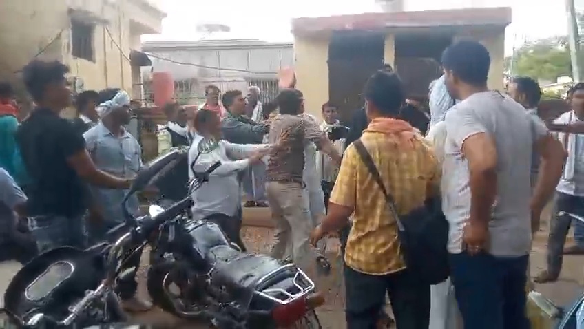 सनसनीखेज: जालौन का यह सरकारी दफ्तर बना 'जंग का अखाड़ा'! जायज सवाल पूछने पर युवक को लात-घूसों से अधमरा किया, वीडियो वायरल news image सनसनीखेज: जालौन का यह सरकारी दफ्तर बना 'जंग का अखाड़ा'! जायज सवाल पूछने पर युवक को लात-घूसों से अधमरा किया, वीडियो वायरल news image