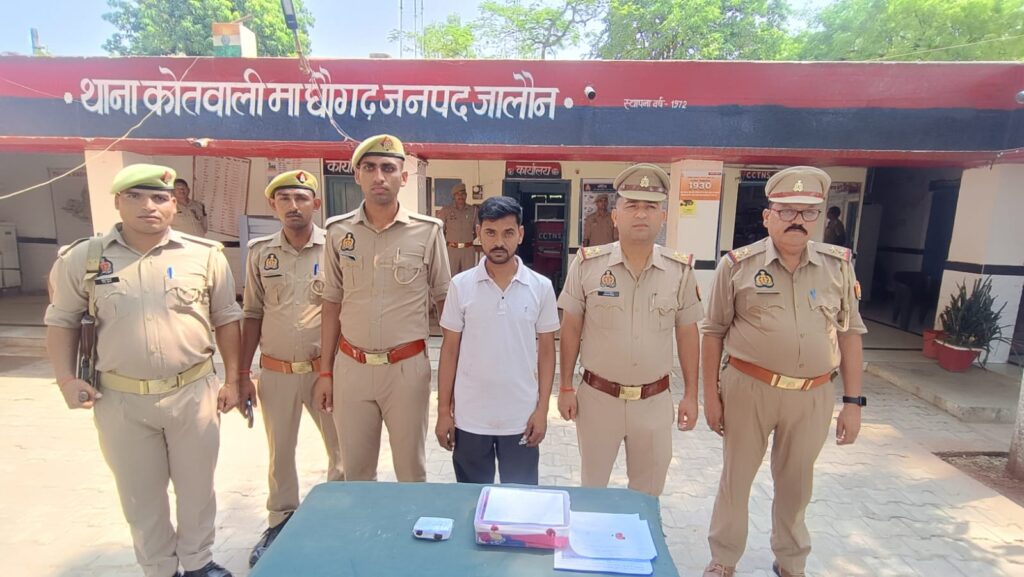 VIP सुरक्षा में महासेंध! जालौन में बसपा प्रत्याशी के गनर की रिवॉल्वर उड़ाने वाला शातिर दबोचा, खोजी पड़ताल में खुले कई चौंकाने वाले राज news image जालौन की माधौगढ़ कोतवाली पुलिस टीम के साथ खड़ा गिरफ्तार आरोपी युवक, जिसके पीछे पुलिस जीप और कोतवाली का मुख्य द्वार नजर आ रहा है; सुरक्षा घेरे में आरोपी को न्यायालय ले जाते पुलिसकर्मी।
