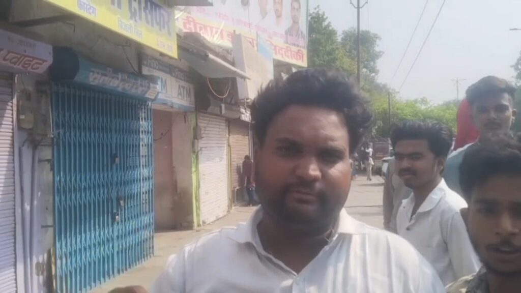 जालौन में स्वास्थ्य व्यवस्था शर्मसार: निजी अस्पताल में प्रसूता की मौत के बाद शव को 'रेफर' करने का आरोप, परिजनों का भारी हंगामा news image जालौन में स्वास्थ्य व्यवस्था शर्मसार: निजी अस्पताल में प्रसूता की मौत के बाद शव को 'रेफर' करने का आरोप, परिजनों का भारी हंगामा news image