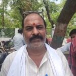 महाजाम और नो-एंट्री के चक्रव्यूह में फंसा जालौन का करोड़पति ट्रांसपोर्ट व्यापार! डीएम दरबार पहुंचे आक्रोशित व्यापारी, दी बड़ी चेतावनी जालौन के उरई में जिलाधिकारी कार्यालय के बाहर भारतीय उद्योग व्यापार मंडल के प्रदेश वरिष्ठ उपाध्यक्ष तरुण तिवारी और अन्य आक्रोशित व्यापारी, जो हाथ में जिलाधिकारी राजेश कुमार पांडेय को संबोधित ज्ञापन थामे हुए गंभीर मुद्रा में खड़े हैं।