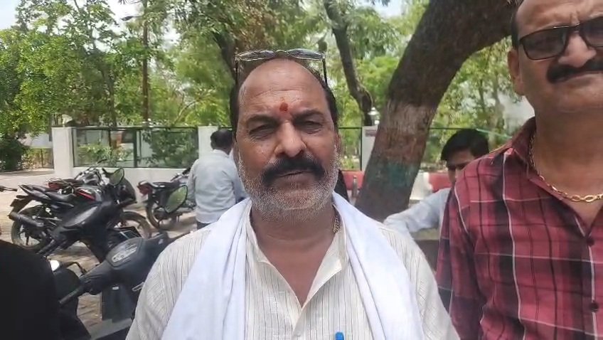 जालौन के उरई में जिलाधिकारी कार्यालय के बाहर भारतीय उद्योग व्यापार मंडल के प्रदेश वरिष्ठ उपाध्यक्ष तरुण तिवारी और अन्य आक्रोशित व्यापारी, जो हाथ में जिलाधिकारी राजेश कुमार पांडेय को संबोधित ज्ञापन थामे हुए गंभीर मुद्रा में खड़े हैं।