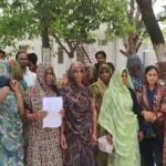 जालौन में आंधी-तूफान का कहर: भीषण आग की चपेट में आने से तीन परिवार हुए बेघर, दाने-दाने को मोहताज पीड़ितों ने डीएम से लगाई मुआवजे की गुहार जालौन के डकोर ब्लॉक स्थित सिमिरिया गांव में आंधी-तूफान के कारण लगी आग के बाद जले हुए मकान, राख हुआ गृहस्थी का सामान और जिलाधिकारी कार्यालय में न्याय की गुहार लगाते हुए बेघर पीड़ित ग्रामीण व ग्राम प्रधान।