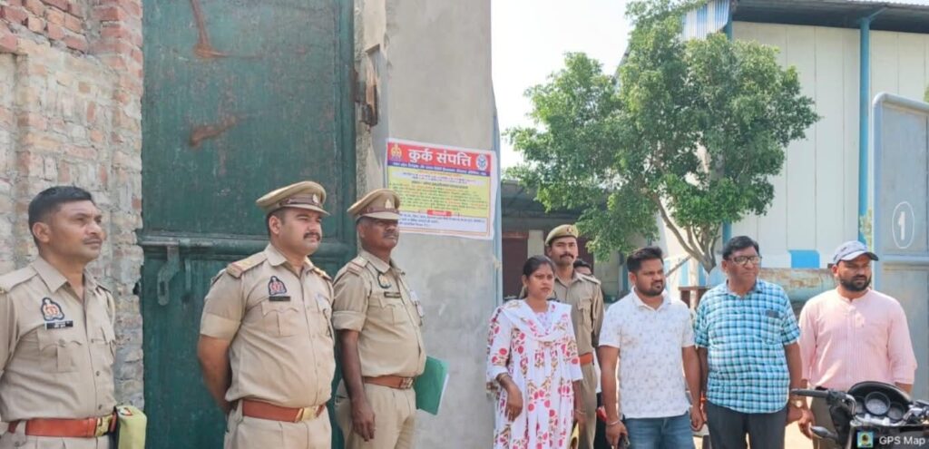 उत्तर प्रदेश के बिजनौर में ओमर इंटरनेशनल स्लॉटर हाउस के मुख्य गेट पर कुर्की का नोटिस चस्पा करते प्रशासनिक अधिकारी और सुरक्षा व्यवस्था में तैनात भारी पुलिस बल।