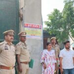 योगी सरकार की जीरो टॉलरेंस नीति: जालौन और बिजनौर प्रशासन की संयुक्त कार्रवाई, गैंगस्टर अतीक अहमद की 168 करोड़ की संपत्ति कुर्क, ओमर इंटरनेशनल स्लॉटर हाउस सील उत्तर प्रदेश के बिजनौर में ओमर इंटरनेशनल स्लॉटर हाउस के मुख्य गेट पर कुर्की का नोटिस चस्पा करते प्रशासनिक अधिकारी और सुरक्षा व्यवस्था में तैनात भारी पुलिस बल।