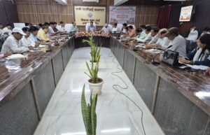 विकास भवन स्थित रानी लक्ष्मीबाई सभागार जालौन में केंद्र सरकार के 12 वर्ष पूर्ण होने पर आयोजित होने वाले 17 दिवसीय महाअभियान की तैयारियों को लेकर समीक्षा बैठक की अध्यक्षता करते जिलाधिकारी राजेश कुमार पाण्डेय, साथ में मौजूद अपर जिलाधिकारी राजीव राज, प्रेमचंद मौर्य और अन्य जिला स्तरीय आला अधिकारी।