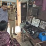 उत्तर प्रदेश के जालौन जिले में टीजीटी परीक्षा केंद्र के बाहर मुस्तैद पुलिस बल, अंदर सीसीटीवी कैमरों की निगरानी और जिलाधिकारी राजेश कुमार पाण्डेय व पुलिस अधीक्षक विनय कुमार सिंह द्वारा परीक्षा कक्षों का कड़ाई से निरीक्षण किए जाने की एक विस्तृत कोलाज तस्वीर।