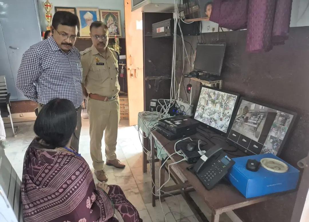 महाकवरेज: जालौन में परिंदा भी नहीं मार सका पर! टीजीटी परीक्षा में प्रशासन का चक्रव्यूह देख आधे से ज्यादा अभ्यर्थियों ने खड़े किए हाथ, छोड़ी परीक्षा