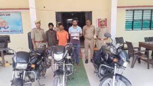 जालौन कोतवाली पुलिस टीम के साथ पकड़े गए तीन शातिर बाइक चोर, जिनके आगे बरामद की गई तीन चोरी की मोटरसाइकिलें खड़ी हैं और पीछे पुलिस अधिकारी व पुलिस बल मुस्तैदी से खड़े दिखाई दे रहे हैं।