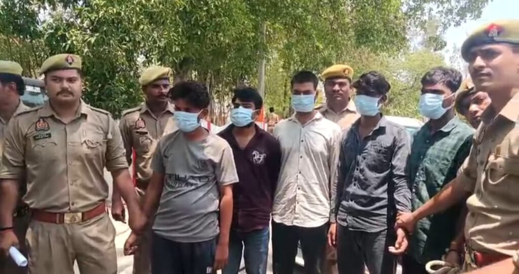 जालौन पुलिस टीम और एएसपी डॉ. ईशान सोनी के साथ गिरफ्तार पांचों किडनैपर (सुनील, रिजवान, दीपक, अजय और शंकर), जिनके चेहरे पर नकाब है, उनके आगे मेज पर बरामदगी के साक्ष्य और अपहरण में इस्तेमाल की गई कार व मोटरसाइकिल खड़ी दिखाई दे रही है।
