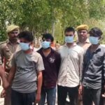 दिल्ली-गाजियाबाद तक बिछा जालौन पुलिस का खुफिया जाल: कुसमरा रोड से हुए सनसनीखेज अपहरण कांड का 48 घंटे में पर्दाफाश, 5 खूंखार किडनैपर दबोचे, युवक सकुशल बरामद! जालौन पुलिस टीम और एएसपी डॉ. ईशान सोनी के साथ गिरफ्तार पांचों किडनैपर (सुनील, रिजवान, दीपक, अजय और शंकर), जिनके चेहरे पर नकाब है, उनके आगे मेज पर बरामदगी के साक्ष्य और अपहरण में इस्तेमाल की गई कार व मोटरसाइकिल खड़ी दिखाई दे रही है।