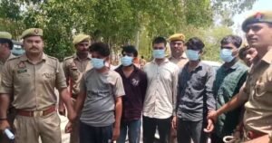 जालौन पुलिस टीम और एएसपी डॉ. ईशान सोनी के साथ गिरफ्तार पांचों किडनैपर (सुनील, रिजवान, दीपक, अजय और शंकर), जिनके चेहरे पर नकाब है, उनके आगे मेज पर बरामदगी के साक्ष्य और अपहरण में इस्तेमाल की गई कार व मोटरसाइकिल खड़ी दिखाई दे रही है।