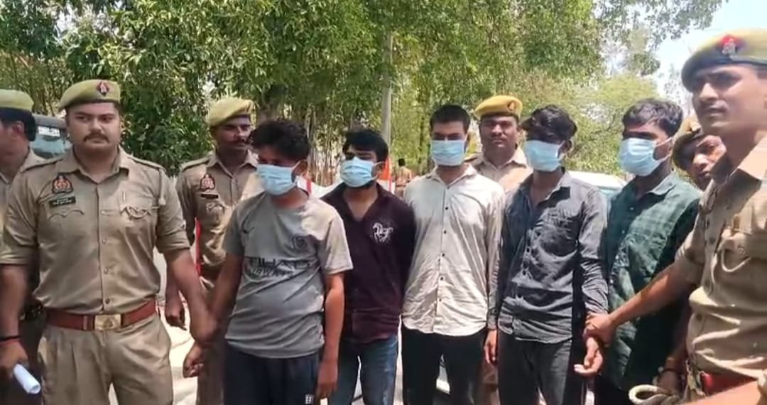 जालौन पुलिस टीम और एएसपी डॉ. ईशान सोनी के साथ गिरफ्तार पांचों किडनैपर (सुनील, रिजवान, दीपक, अजय और शंकर), जिनके चेहरे पर नकाब है, उनके आगे मेज पर बरामदगी के साक्ष्य और अपहरण में इस्तेमाल की गई कार व मोटरसाइकिल खड़ी दिखाई दे रही है।
