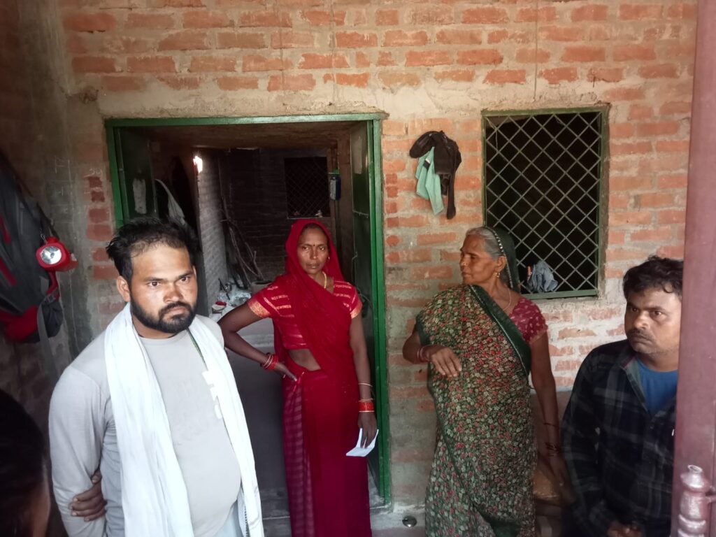 जालौन में कानून व्यवस्था तार-तार! मजदूर गया पेट पालने, पीछे से चोरों ने उजाड़ दिया पूरा आशियाना; पुलिस के दावों की खुली पोल news image जालौन के कालपी कोतवाली क्षेत्र के तरीबुल्दा मोहल्ले में चोरी के बाद बिखरा हुआ सामान, टूटा हुआ ताला और रोती-बिलखती पीड़िता जयंती, जिसके घर से चोरों ने खून-पसीने की कमाई, नकदी, जेवर और सोलर पैनल तक साफ कर दिए।