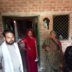जालौन में कानून व्यवस्था तार-तार! मजदूर गया पेट पालने, पीछे से चोरों ने उजाड़ दिया पूरा आशियाना; पुलिस के दावों की खुली पोल जालौन के कालपी कोतवाली क्षेत्र के तरीबुल्दा मोहल्ले में चोरी के बाद बिखरा हुआ सामान, टूटा हुआ ताला और रोती-बिलखती पीड़िता जयंती, जिसके घर से चोरों ने खून-पसीने की कमाई, नकदी, जेवर और सोलर पैनल तक साफ कर दिए।