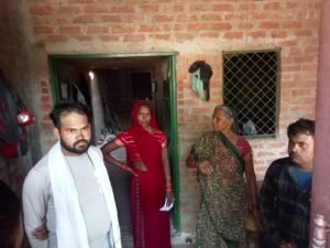 जालौन के कालपी कोतवाली क्षेत्र के तरीबुल्दा मोहल्ले में चोरी के बाद बिखरा हुआ सामान, टूटा हुआ ताला और रोती-बिलखती पीड़िता जयंती, जिसके घर से चोरों ने खून-पसीने की कमाई, नकदी, जेवर और सोलर पैनल तक साफ कर दिए।