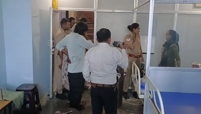 उरई में इंसानियत शर्मसार: अनिका अस्पताल में मासूम की मौत के बाद शव को कमरे में कर दिया बंद, रोते बिलखते परिजनों को छोड़ ताला लगाकर भागे 'यमराज' रूपी डॉक्टर! news image उरई में इंसानियत शर्मसार: अनिका अस्पताल में मासूम की मौत के बाद शव को कमरे में कर दिया बंद, रोते बिलखते परिजनों को छोड़ ताला लगाकर भागे 'यमराज' रूपी डॉक्टर! news image