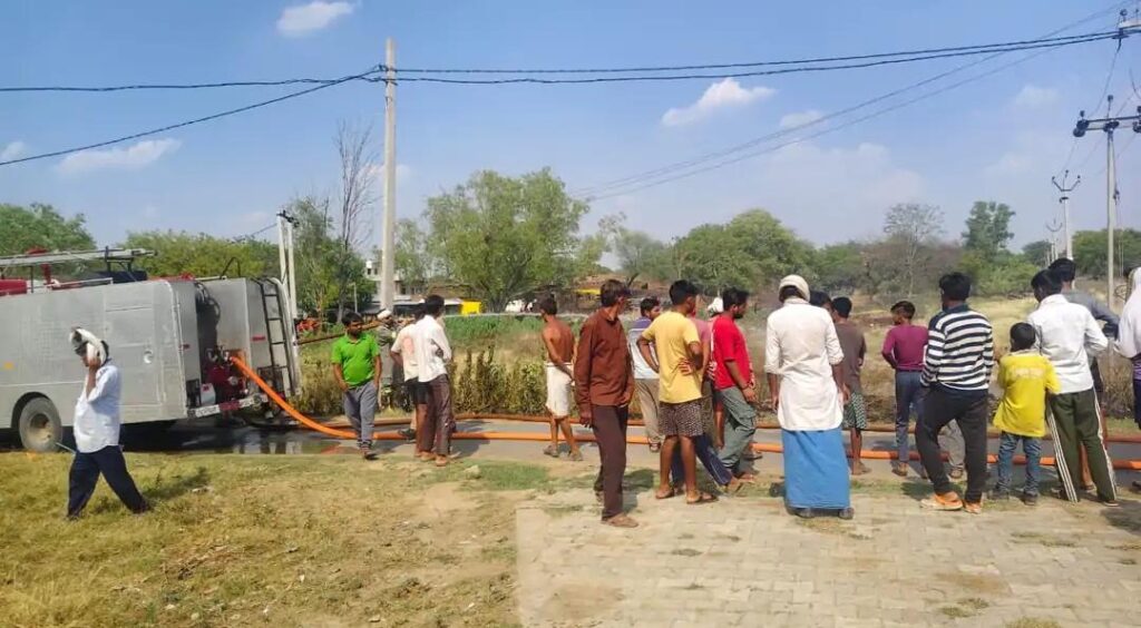मौत का लाइव जाल: जालौन में बिजली विभाग की खूनी लापरवाही, हफ़्तों से ज़मीन पर पड़े हाईटेंशन तार में अचानक फूंक दिया करंट, ज़िंदगी मौत से जूझी! news image खेत में जमीन पर टूटा पड़ा हाईटेंशन लाइन का बिजली का तार, जिसके आसपास सूखी पत्तियां और जली हुई घास बिखरी हुई है, पृष्ठभूमि में ग्रामीण और दमकल विभाग की गाड़ी खड़ी है।