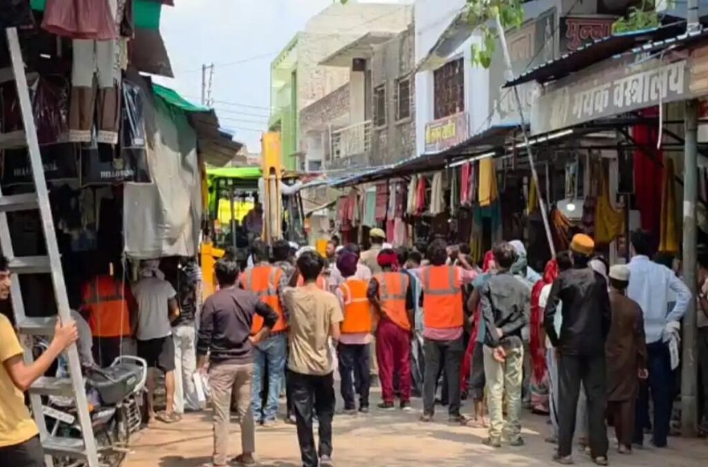 जालौन में 'पीले पंजे' का महाप्रहार: कदौरा बाजार में अवैध साम्राज्य पर गरजा कालपी एसडीएम का बुलडोजर, भू-माफियाओं और अतिक्रमणकारियों में हाहाकार! news image जालौन में 'पीले पंजे' का महाप्रहार: कदौरा बाजार में अवैध साम्राज्य पर गरजा कालपी एसडीएम का बुलडोजर, भू-माफियाओं और अतिक्रमणकारियों में हाहाकार! news image