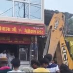 जालौन में 'पीले पंजे' का महाप्रहार: कदौरा बाजार में अवैध साम्राज्य पर गरजा कालपी एसडीएम का बुलडोजर, भू-माफियाओं और अतिक्रमणकारियों में हाहाकार! जालौन के कदौरा कस्बे के मुख्य बाजार में अवैध अतिक्रमण पर चलते पीले पंजे (बुलडोजर) का एक दृश्य, जहां सुरक्षा के लिए भारी पुलिस बल तैनात है और मलबे के पास स्थानीय लोगों व प्रशासनिक अधिकारियों की भीड़ जमा है।