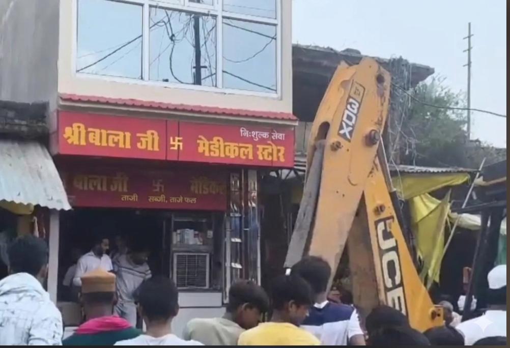 जालौन में 'पीले पंजे' का महाप्रहार: कदौरा बाजार में अवैध साम्राज्य पर गरजा कालपी एसडीएम का बुलडोजर, भू-माफियाओं और अतिक्रमणकारियों में हाहाकार! news image जालौन के कदौरा कस्बे के मुख्य बाजार में अवैध अतिक्रमण पर चलते पीले पंजे (बुलडोजर) का एक दृश्य, जहां सुरक्षा के लिए भारी पुलिस बल तैनात है और मलबे के पास स्थानीय लोगों व प्रशासनिक अधिकारियों की भीड़ जमा है।