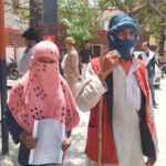 जालौन के रेंढ़र थाने के बाहर रोते-बिलखते दलित पीड़िता और उसके असहाय पिता, पृष्ठभूमि में उत्तर प्रदेश पुलिस की गाड़ी और थाना परिसर का मुख्य बोर्ड दिखाई दे रहा है, जो कानून-व्यवस्था की लाचारी को दर्शाता है।