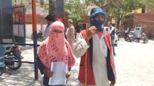 जालौन के रेंढ़र थाने के बाहर रोते-बिलखते दलित पीड़िता और उसके असहाय पिता, पृष्ठभूमि में उत्तर प्रदेश पुलिस की गाड़ी और थाना परिसर का मुख्य बोर्ड दिखाई दे रहा है, जो कानून-व्यवस्था की लाचारी को दर्शाता है।