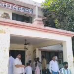 स्वागत मंत्री जी का, 'सफाई' नेताओं की जेबों की! कालपी में VIP सुरक्षा को ठेंगा दिखा जेबकतरों ने उड़ाए हजारों, एक दबोचा छवि का विवरण: जालौन के कालपी में भाजपा नेताओं और कार्यकर्ताओं की भारी भीड़ के बीच घिरे मंत्री मनोज पाण्डेय। तस्वीर में चारों तरफ ढोल-नगाड़े और फूल-मालाएं दिखाई दे रही हैं, और इसी अफरा-तफरी के बीच पुलिस बल एक संदिग्ध जेबकतरे को कॉलर से पकड़कर भीड़ से बाहर निकालता हुआ नजर आ रहा है। पृष्ठभूमि में सुरक्षा व्यवस्था में मची खलबली साफ देखी जा सकती है।