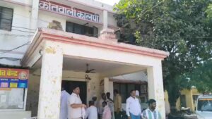 छवि का विवरण: जालौन के कालपी में भाजपा नेताओं और कार्यकर्ताओं की भारी भीड़ के बीच घिरे मंत्री मनोज पाण्डेय। तस्वीर में चारों तरफ ढोल-नगाड़े और फूल-मालाएं दिखाई दे रही हैं, और इसी अफरा-तफरी के बीच पुलिस बल एक संदिग्ध जेबकतरे को कॉलर से पकड़कर भीड़ से बाहर निकालता हुआ नजर आ रहा है। पृष्ठभूमि में सुरक्षा व्यवस्था में मची खलबली साफ देखी जा सकती है।