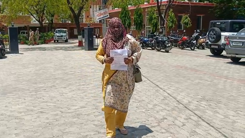 जालौन: कोर्ट से NBW जारी होने के बाद भी आरोपी फरार, पीड़िता ने लगाया पुलिस पर संरक्षण का आरोप; एसपी से सुरक्षा की गुहारजालौन (उत्तर प्रदेश) news image जालौन में एसपी कार्यालय के बाहर न्याय की गुहार लगाती भावुक पीड़िता अर्चना, हाथ में शिकायती पत्र और चेहरे पर डर का भाव।