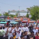 पेट्रोल-डीजल बचाने के संदेश के बीच अनोखा प्रयोग: जालौन में मंत्री मनोज पांडे का ई-रिक्शा, बैलगाड़ी और बुलडोजर से भव्य स्वागत जालौन के उरई में यूपी के मंत्री मनोज पांडे के स्वागत के लिए कतार में खड़े सजे-धजे राजस्थानी ऊंट, बैलगाड़ियां, ई-रिक्शा और बुलडोजर, जिसके साथ भारी संख्या में भाजपा कार्यकर्ता उपस्थित हैं।