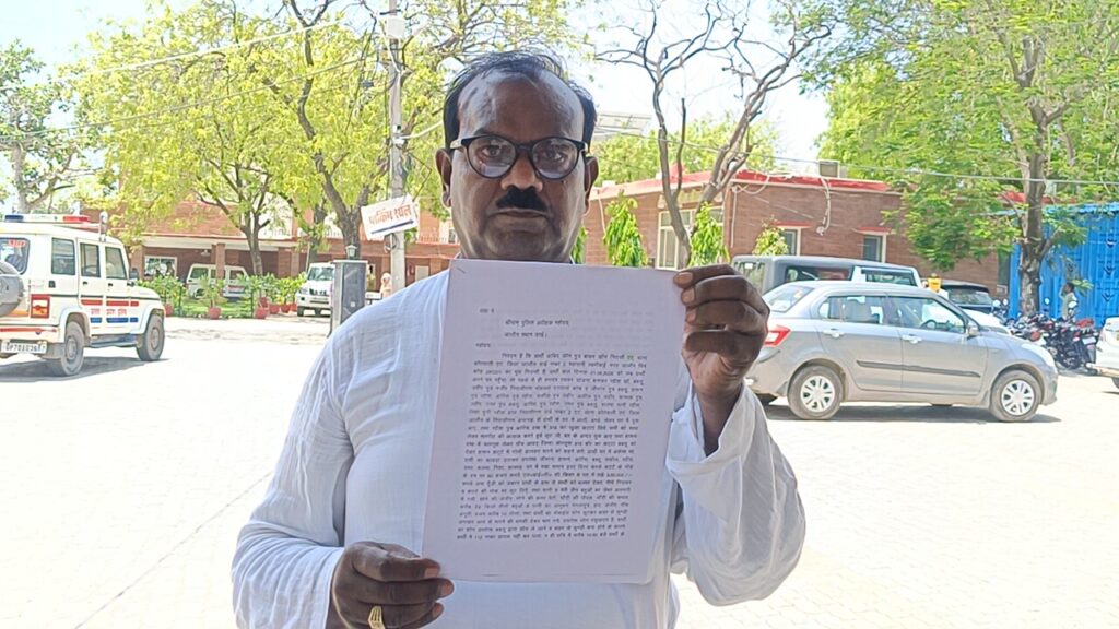 जालौन में व्यापारी के घर भीषण लूट और जानलेवा हमला: पुलिस की निष्क्रियता पर उठे सवाल, पीड़ित ने एसपी से मांगी न्याय की भीख news image जालौन में पुलिस अधीक्षक कार्यालय के बाहर न्याय की गुहार लगाता पीड़ित व्यापारी आबिद खान, हाथ में शिकायती पत्र और चेहरे पर चोट के निशान।
