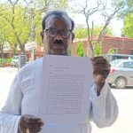 जालौन में व्यापारी के घर भीषण लूट और जानलेवा हमला: पुलिस की निष्क्रियता पर उठे सवाल, पीड़ित ने एसपी से मांगी न्याय की भीख जालौन में पुलिस अधीक्षक कार्यालय के बाहर न्याय की गुहार लगाता पीड़ित व्यापारी आबिद खान, हाथ में शिकायती पत्र और चेहरे पर चोट के निशान।