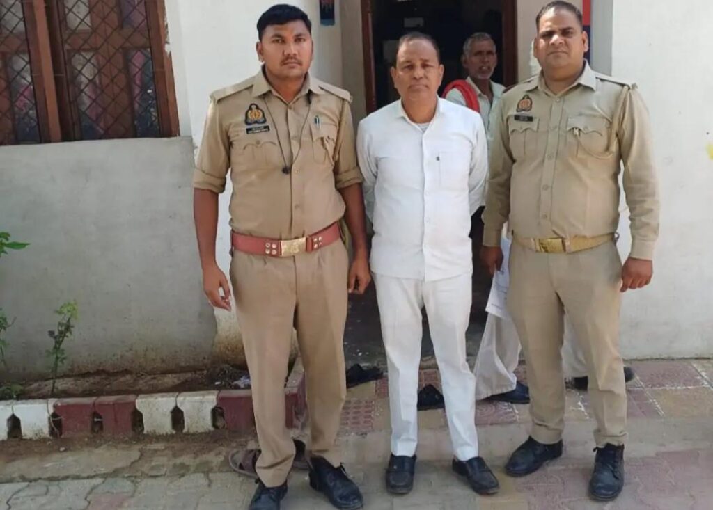 जालौन में कुठौन्द पुलिस की बड़ी कार्रवाई: न्यायालय से लंबे समय से फरार चल रहा इनामी/वारंटी अभियुक्त अकील अहमद गिरफ्तार, कुर्की के आदेश भी थे जारी news image जालौन के कुठौन्द थाना पुलिस की टीम द्वारा गिरफ्तार किए गए लंबे समय से फरार एन.आई. एक्ट के वारंटी अभियुक्त अकील अहमद को पुलिस अभिरक्षा में ले जाते हुए।