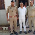 जालौन में कुठौन्द पुलिस की बड़ी कार्रवाई: न्यायालय से लंबे समय से फरार चल रहा इनामी/वारंटी अभियुक्त अकील अहमद गिरफ्तार, कुर्की के आदेश भी थे जारी जालौन के कुठौन्द थाना पुलिस की टीम द्वारा गिरफ्तार किए गए लंबे समय से फरार एन.आई. एक्ट के वारंटी अभियुक्त अकील अहमद को पुलिस अभिरक्षा में ले जाते हुए।