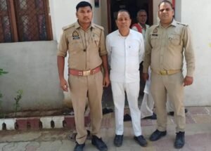 जालौन के कुठौन्द थाना पुलिस की टीम द्वारा गिरफ्तार किए गए लंबे समय से फरार एन.आई. एक्ट के वारंटी अभियुक्त अकील अहमद को पुलिस अभिरक्षा में ले जाते हुए।
