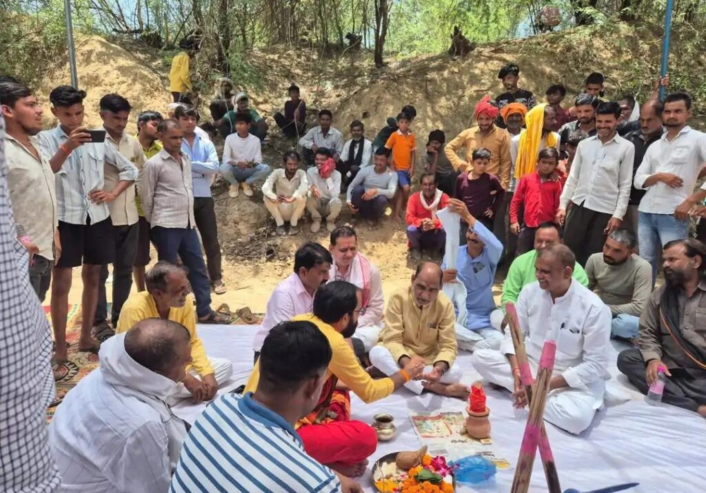 उरई में विकास की नई उड़ान: जलालपुर-चिरगुंवा मार्ग पर ₹12 करोड़ की लागत से बनेगा आधुनिक पुल, विधायक गौरी शंकर वर्मा ने किया भूमिपूजन news image जालौन की उरई विधानसभा के ग्राम जलालपुर में 12 करोड़ की लागत से बनने वाले पुल के भूमिपूजन समारोह के दौरान कन्या पूजन करते सदर विधायक गौरी शंकर वर्मा और उपस्थित ग्रामीण।