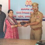 जालौन पुलिस की बड़ी कामयाबी: कुठौन्द पुलिस ने सर्विलांस की मदद से ढूंढे महिला के दो खोए मोबाइल, पीड़िता ने जताया आभार कुठौन्द थाना प्रभारी जगदंबा प्रसाद दुबे और पुलिस टीम जालौन में एक महिला को उसके बरामद किए गए दो कीमती स्मार्टफोन सौंपते हुए, महिला के चेहरे पर खुशी।
