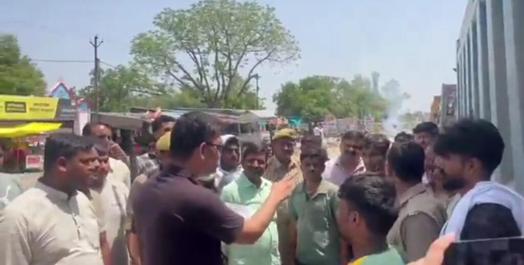 जालौन-औरैया मार्ग पर पुलिस बल के साथ चेकिंग करते एसडीएम रिंकू सिंह राही और सीज किए गए ओवरलोड डंपर।