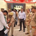 यूपी पुलिस भर्ती परीक्षा का पहला दिन: जालौन में कड़े पहरे के बीच नकलविहीन और शांतिपूर्ण ढंग से परीक्षा संपन्न, पहले दिन 1,410 अभ्यर्थी रहे अनुपस्थित उत्तर प्रदेश पुलिस भर्ती परीक्षा 2026 के दौरान जालौन के एक परीक्षा केंद्र पर अभ्यर्थियों का बायोमेट्रिक सत्यापन और सघन तलाशी लेते सुरक्षाकर्मी, पृष्ठभूमि में निरीक्षण करते जिलाधिकारी और पुलिस अधीक्षक।