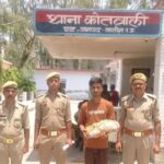 जालौन में नशा तस्करों पर पुलिस का बड़ा प्रहार: थाना एट पुलिस ने 2 किलो से अधिक अवैध गांजे के साथ शातिर अपराधी को दबोचा जालौन के थाना एट पुलिस टीम की कस्टडी में खड़ा अवैध गांजा तस्करी का आरोपी विवेक अहिरवार और टेबल पर बरामद किया गया पैक्ड गांजा।