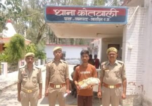 जालौन के थाना एट पुलिस टीम की कस्टडी में खड़ा अवैध गांजा तस्करी का आरोपी विवेक अहिरवार और टेबल पर बरामद किया गया पैक्ड गांजा।