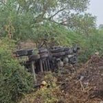 जालौन में भीषण सड़क हादसा: झांसी से गिट्टी लादकर आ रहा तेज रफ्तार डम्पर उदोतपुरा के पास खाई में पलटा, चालक-क्लीनर सुरक्षित जालौन-कोंच मार्ग पर उदोतपुरा गांव के पास गिट्टी से भरा हुआ अनियंत्रित डम्पर सड़क किनारे खाई में पलटा हुआ, मौके पर बिखरी गिट्टी और जुटी ग्रामीणों की भीड़।