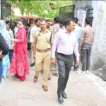 यूपी पुलिस कांस्टेबल भर्ती परीक्षा: जालौन में दूसरे दिन भी कड़ी सुरक्षा के बीच शांतिपूर्ण ढंग से संपन्न हुई परीक्षा, 1,214 अभ्यर्थी रहे अनुपस्थित जालौन के एक परीक्षा केंद्र पर यूपी पुलिस कांस्टेबल भर्ती परीक्षा के दौरान बायोमेट्रिक सत्यापन और सुरक्षा जांच से गुजरते परीक्षार्थी तथा निरीक्षण करते जिलाधिकारी राजेश कुमार पाण्डेय।
