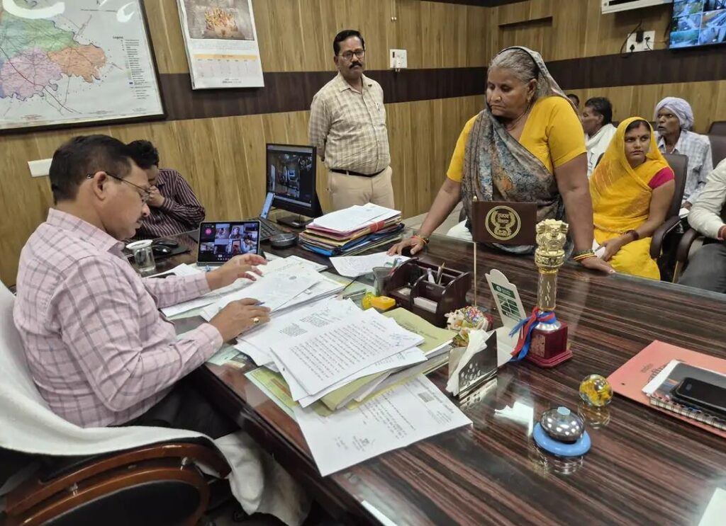 कलेक्ट्रेट जालौन के जनसुनवाई कक्ष में बैठे जिलाधिकारी राजेश कुमार पाण्डेय, जो अत्यंत गंभीरता से एक बुजुर्ग फरियादी की शिकायत सुन रहे हैं और पास ही में अन्य प्रशासनिक अधिकारी व शिकायतकर्ता उपस्थित हैं।
